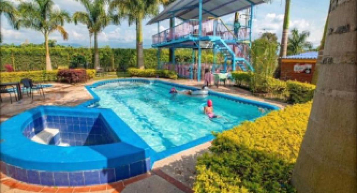 Finca con piscina eje cafetero