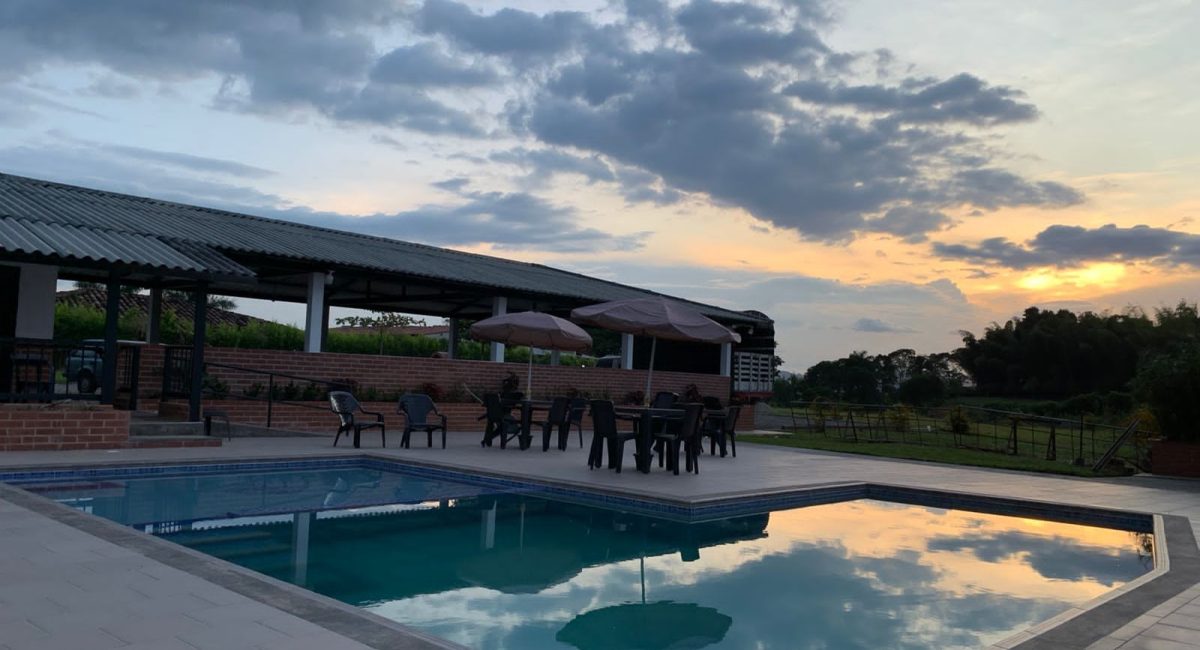 Finca hotel en pueblo tapao